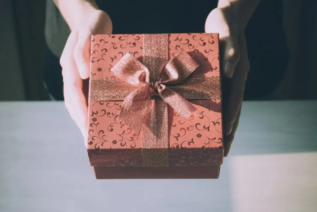 退職祝いのお返しは?個人にお返しするときのマナーや人気ギフトをご紹介