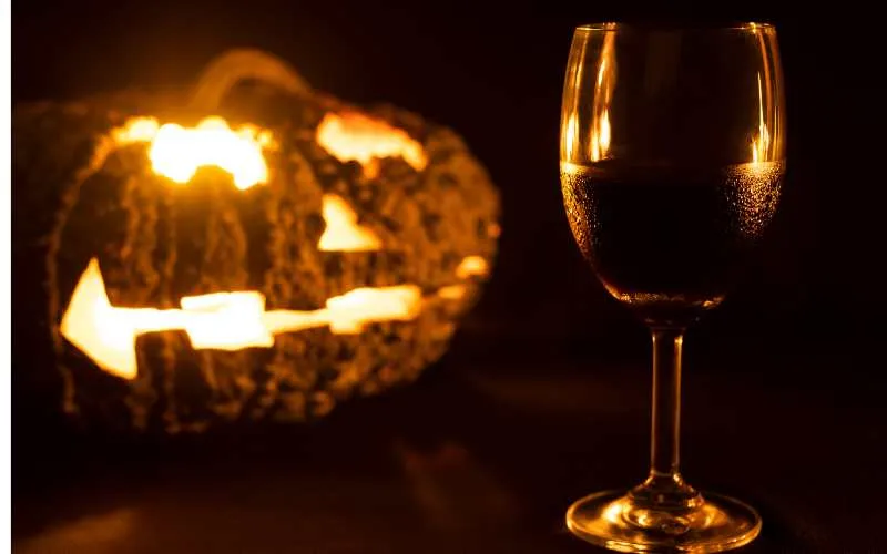ハロウィンはワインで乾杯！おすすめ料理や銘柄、盛り上げアイテムも紹介