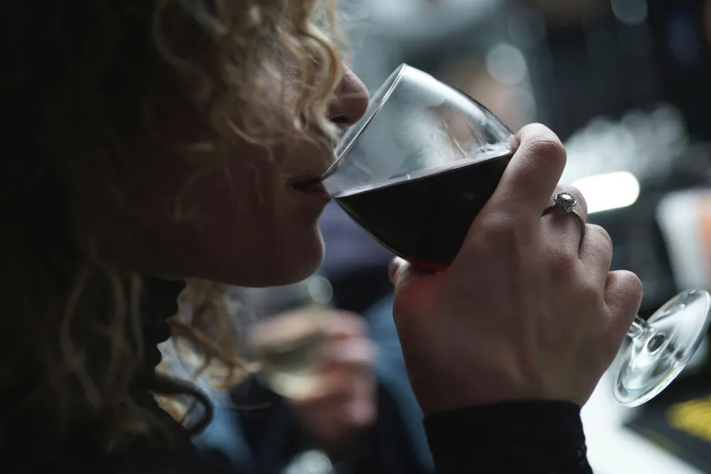 ワインを飲んだ後で歯に着色する原因は?ダメージを抑える対策を徹底解説