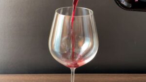 ワインボトル1本でグラス何杯になる？実は奥深いワイングラスに注ぐ適量をご紹介       