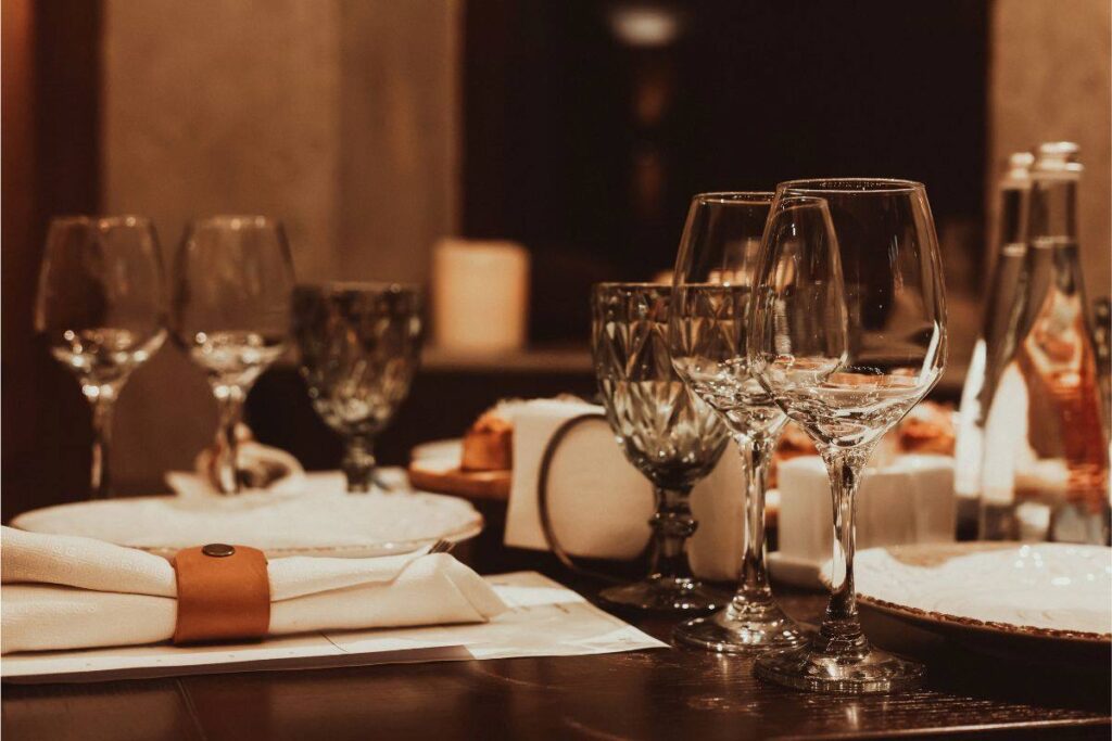 ワイングラスとシャンパングラスの違いは？グラスでワインがもっと美味しくなる            