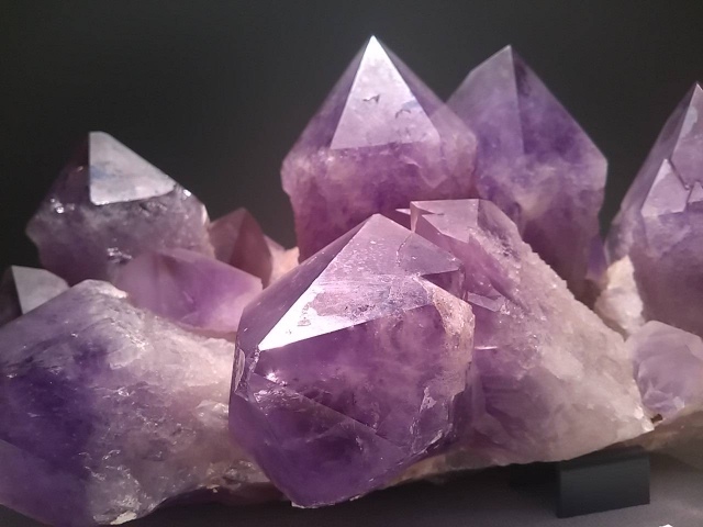 紫色が風水で持つ意味とは？日常でできる効果の高め方をご紹介 ...