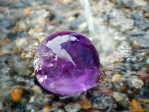 紫色が風水で持つ意味とは？日常でできる効果の高め方をご紹介            