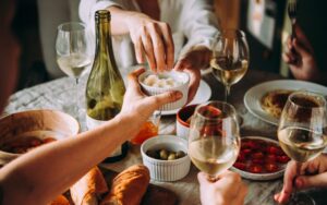 ワインを飲むコツをわかりやすく解説｜素敵な所作で美味しく楽しもう　