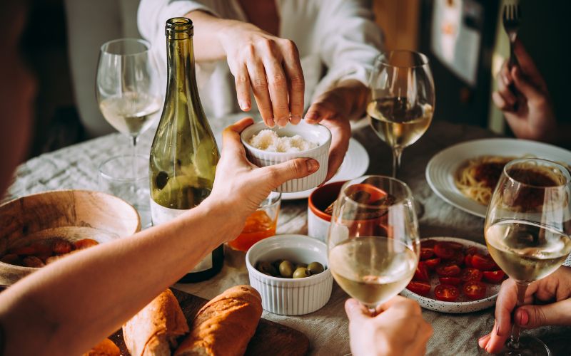 ワインを飲むコツをわかりやすく解説｜素敵な所作で美味しく楽しもう　