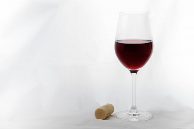 ワインのコルクがボロボロに！？割れてしまう原因とその対処法を徹底解説