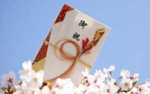 卒業祝い・就職祝いはどっちを贈るべき？マナーや予算相場、おすすめギフトを紹介