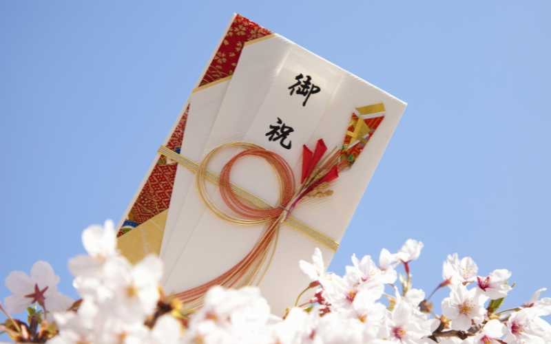 卒業祝い・就職祝いはどっちを贈るべき？マナーや予算相場、おすすめギフトを紹介