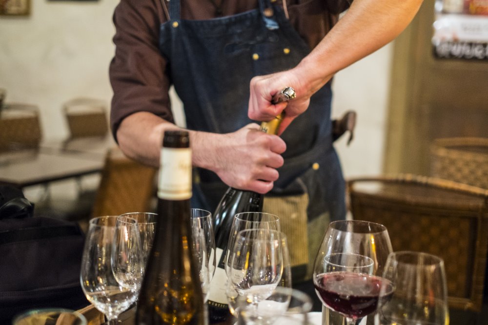 ワインのコルク栓の開け方を解説！失敗しないコツや代用品も紹介！