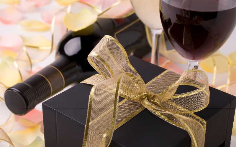 手土産にワインを贈ろう！選ぶポイントやおすすめワイン、おつまみも紹介