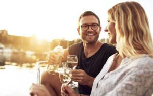 授乳中にワインは飲める？安全な楽しみ方やよくある質問を紹介