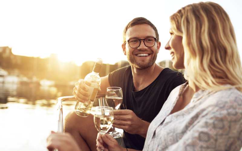 授乳中にワインは飲める？安全な楽しみ方やよくある質問を紹介