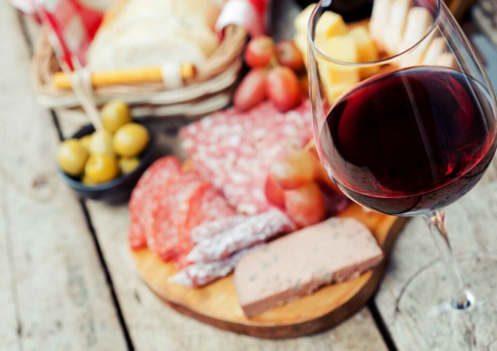 【2024年最新】ボジョレー・ヌーボーは11月の第3木曜日解禁！味わいやお値段事情を解説