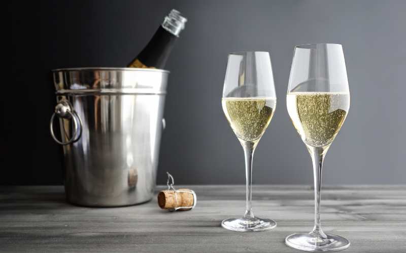 スパークリングワインとはどんなお酒？シャンパンとの違いや製法も解説
