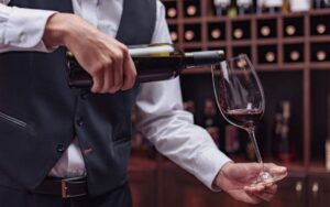 ワインの上手な注ぎ方を知ろう！気を付けるポイントやNG行動も紹介