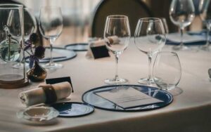 ワインマナーを学ぼう｜継ぎ足しはNG？意外と知らない基本ルールを解説