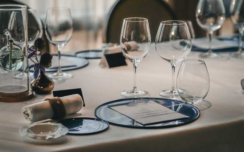 ワインマナーを学ぼう｜継ぎ足しはNG？意外と知らない基本ルールを解説