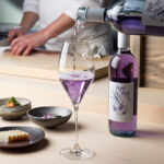「まるで映画のワンシーン！」ゲストの心を一瞬でつかむ『紫のワイン』は、特別な贈り物にピッタリ！